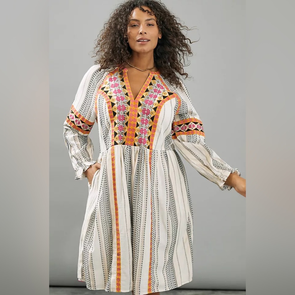 Anthropologie Lottie Embroidered Mini Dress
Pleat Ivory Long Sleeve Gold size S
